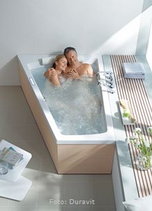 Die trapezförmige Badewanne von Duravit hat sich bereits zum Klassiker entwickelt. Während sie an der Kopfseite erholsame Badefreuden bietet, geizt sie Fußende mit Zentimetern. (Duravit) Die trapezförmige Badewanne von Duravit hat sich bereits zum Klassiker entwickelt. Während sie an der Kopfseite erholsame Badefreuden bietet, geizt sie Fußende mit Zentimetern. (Duravit)
